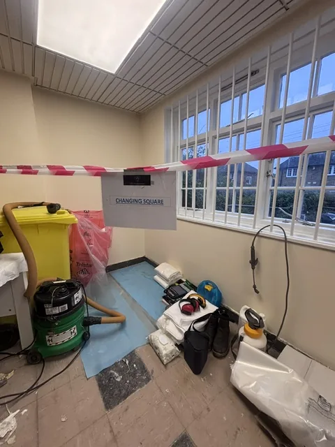 Asbestos floor tile and bitumen removal in South Kensington